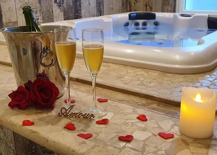 Loveroom La Garconn'hyeres 酒店 *