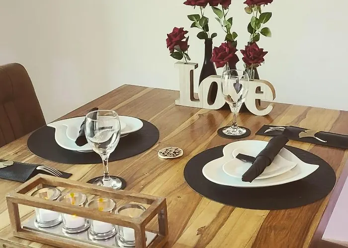 Loveroom La Garconn'hyeres 酒店 *