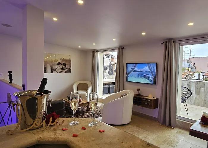 Loveroom La Garconn'hyeres 酒店 耶尔
