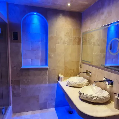 Loveroom La Garconn'hyeres ホテル